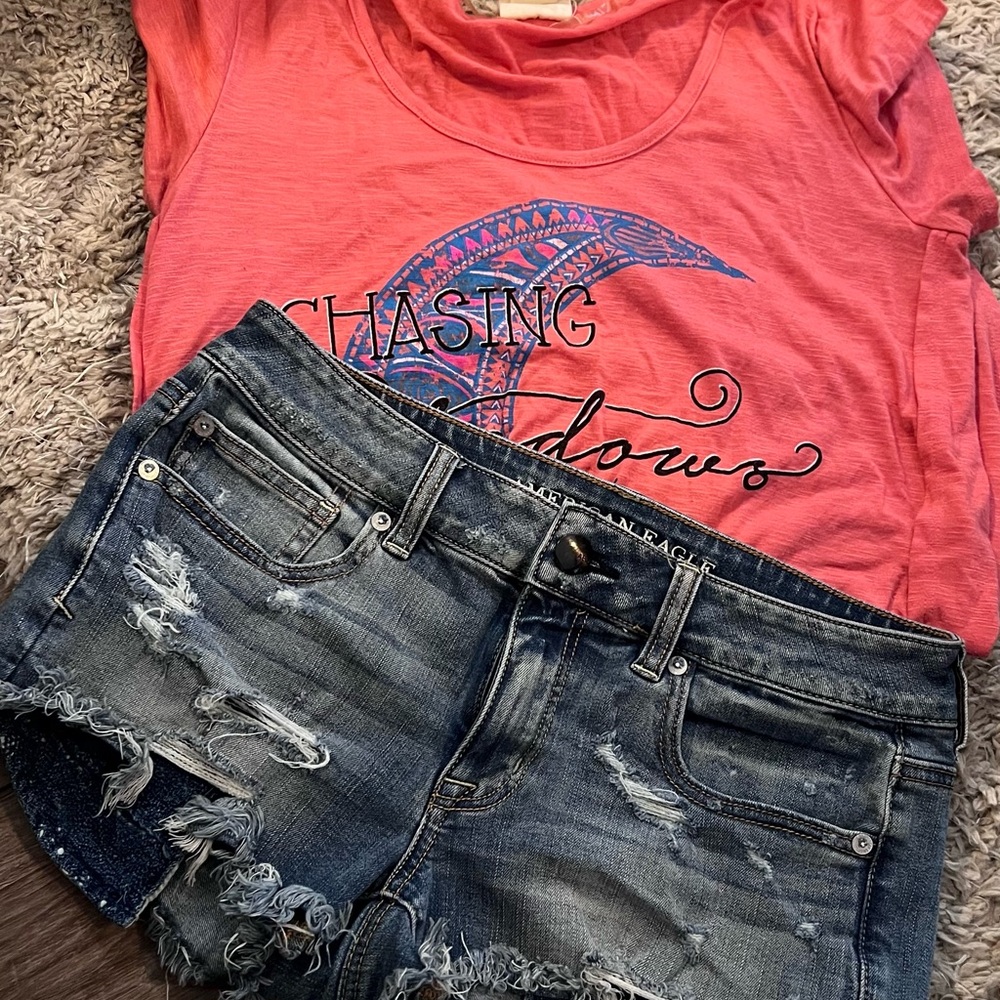 American Eagle Outfitters Distressed Denim Shorts, size 8 with Graphic Tshirt M